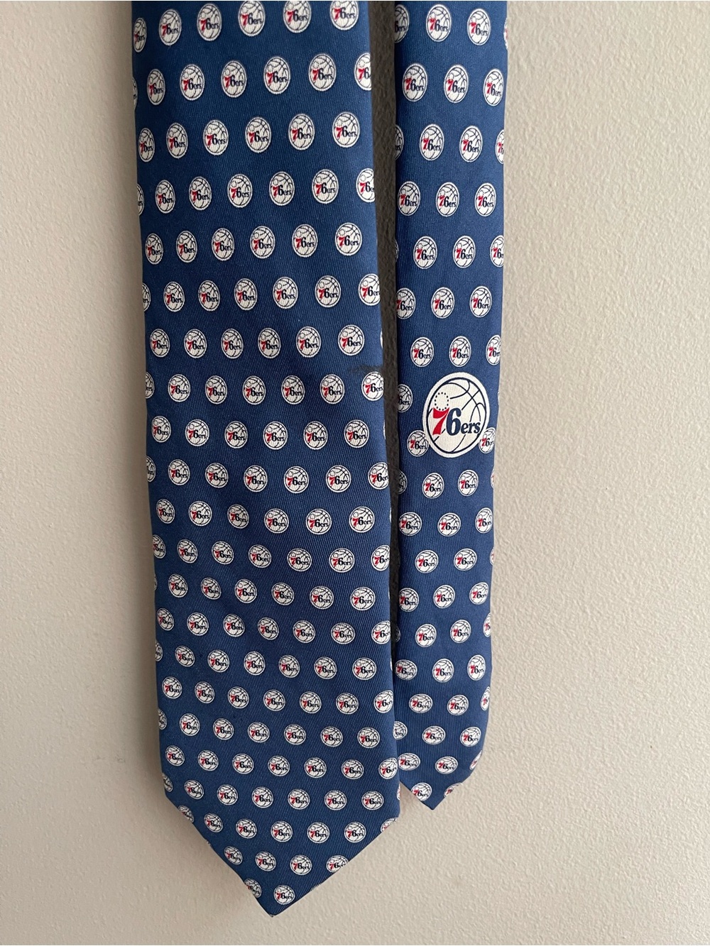 VINEYARD VINES Custom Collection 76ers Hand Made in the U.S.A. 100%Imported silk